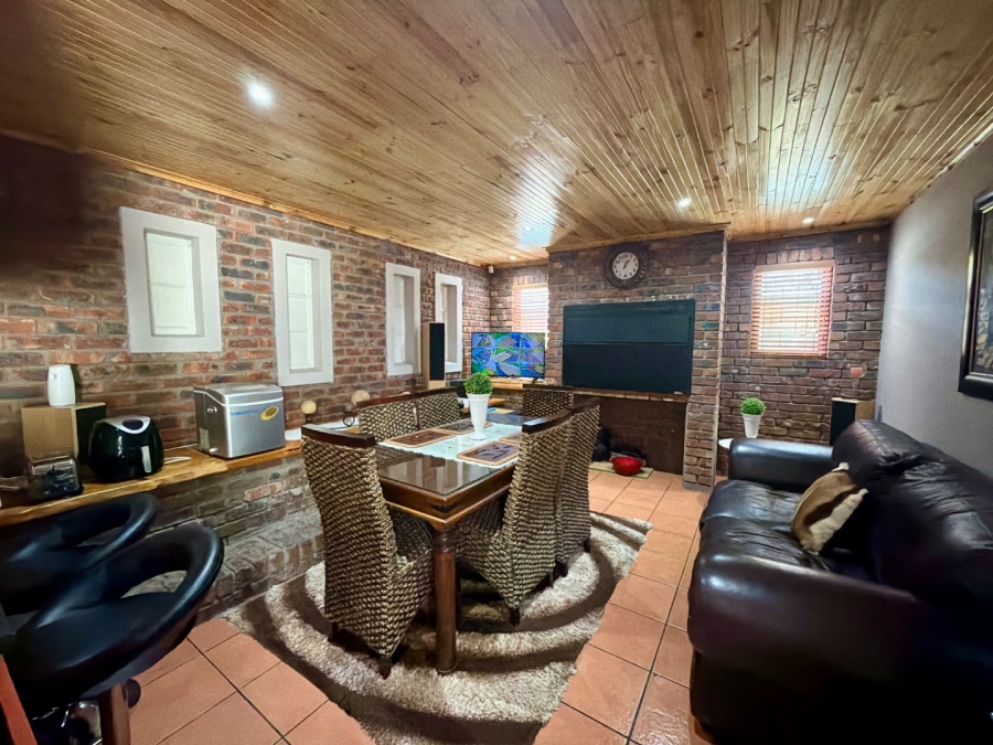 7 Bedroom Property for Sale in Heather Park Western Cape